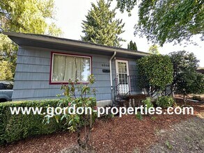 4009 SE Flavel St in Portland, OR - Building Photo - Building Photo