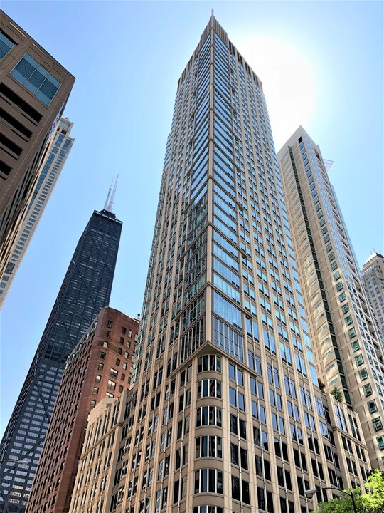 57 E Delaware Pl in Chicago, IL - Building Photo