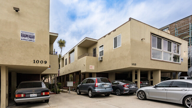 1009 N Croft Ave in Los Angeles, CA - Building Photo - Building Photo