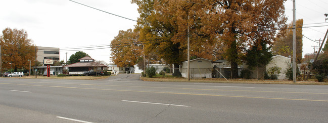 1520 E Brooks Rd in Memphis, TN - Building Photo - Building Photo