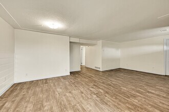 6190 Wadsworth Blvd in Arvada, CO - Foto de edificio - Building Photo