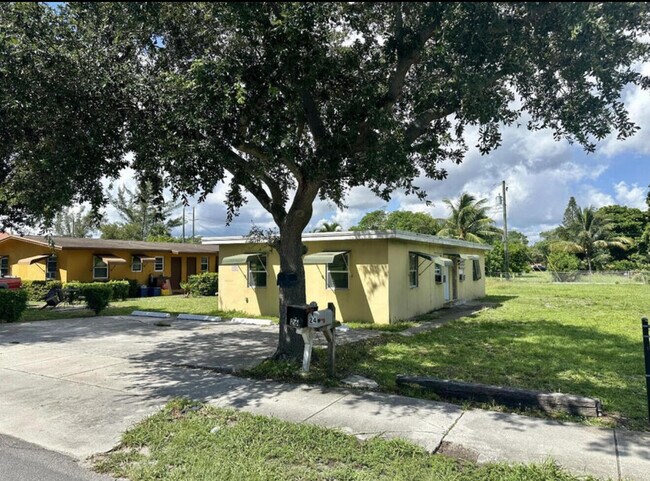 24 SW 10th Ave in Delray Beach, FL - Building Photo - Building Photo