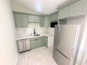 22235-22243 Wyandotte St in Los Angeles, CA - Building Photo - Building Photo