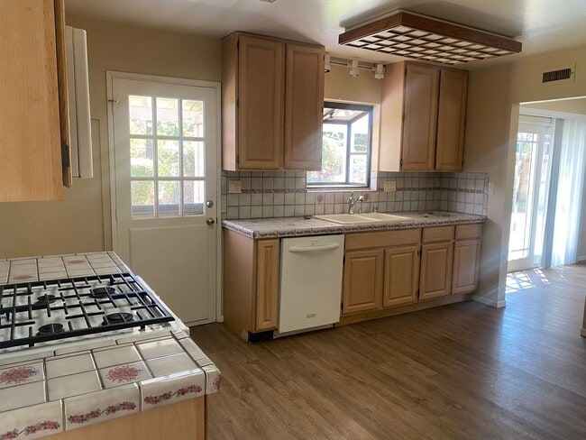 2648 Hollister St in Simi Valley, CA - Building Photo - Building Photo
