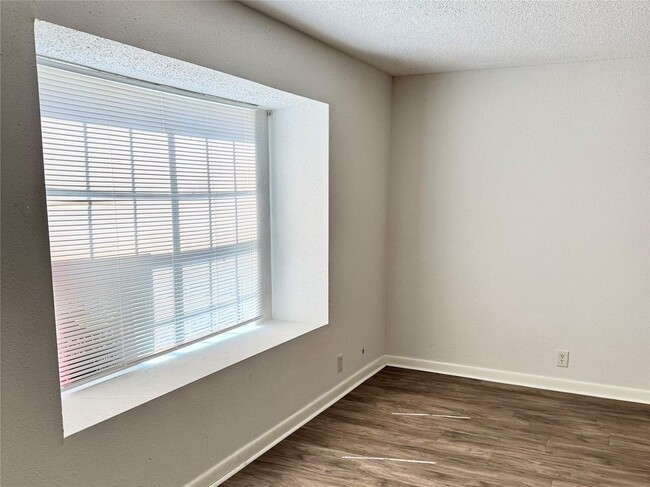 11002 Hammerly Blvd in Houston, TX - Foto de edificio - Building Photo