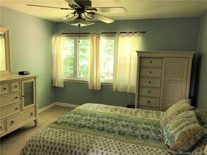 305 S Brooksvale Rd in Cheshire, CT - Foto de edificio - Building Photo