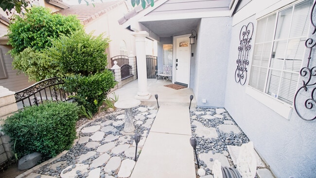 16382 Applegate Dr in Fontana, CA - Building Photo - Building Photo