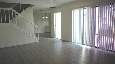 194 Lake Arbor Dr in Palm Springs, FL - Building Photo - Building Photo