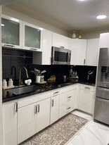 7120 Fairway Dr, Unit L5 in Miami Lakes, FL - Building Photo