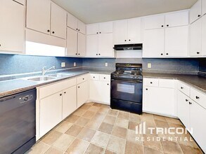 5054 Stoney Point Ln in Stone Mountain, GA - Foto de edificio - Building Photo