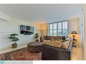 2100 N Ocean Blvd, Unit 5B in Fort Lauderdale, FL - Foto de edificio - Building Photo