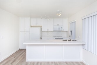 1251 Parker Pl in San Diego, CA - Foto de edificio - Building Photo