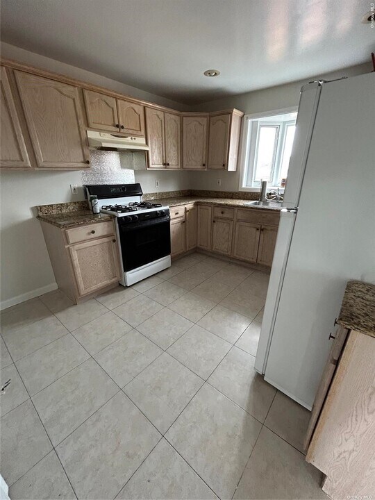 100 Merrick Rd-Unit -B in Lynbrook, NY - Building Photo