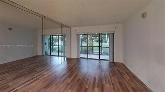 301 N Pine Island Rd in Plantation, FL - Building Photo