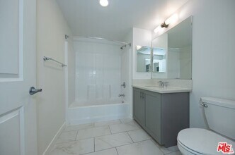 1025 S Berendo St in Los Angeles, CA - Building Photo - Building Photo