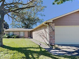 8615 Riverside Walk Ln in Houston, TX - Building Photo