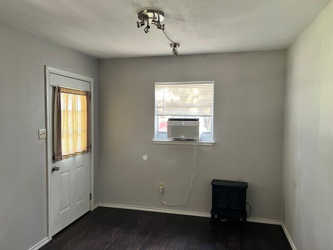 1202 Overlook Cir in Spicewood, TX - Building Photo - Building Photo