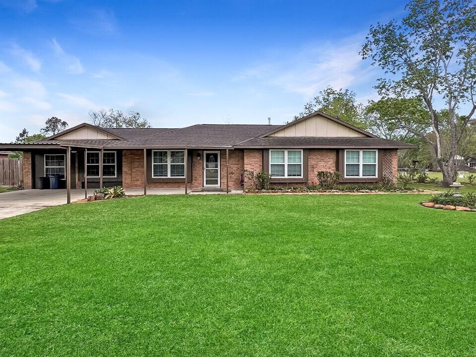 114 Estate Dr in Friendswood, TX - Building Photo