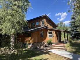 4275 Leeper Ln in Wilson, WY - Building Photo