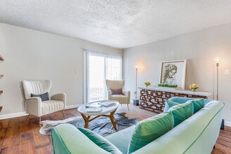 The Residences at Glen Oaks in Jackson, MS - Foto de edificio - Building Photo