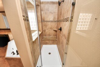 9427 Sapphire Bay Ln in Rosharon, TX - Foto de edificio - Building Photo