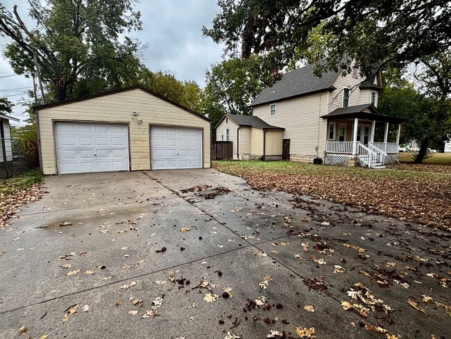 122 W 1st St in Junction City, KS - Building Photo - Building Photo