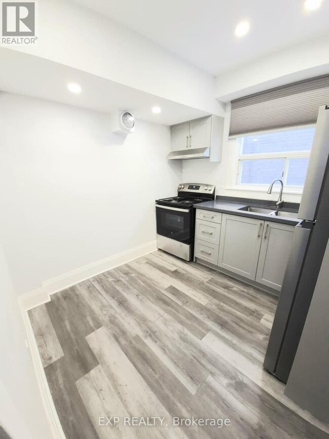 137 Glenmore Rd in Toronto, ON - Building Photo - Building Photo