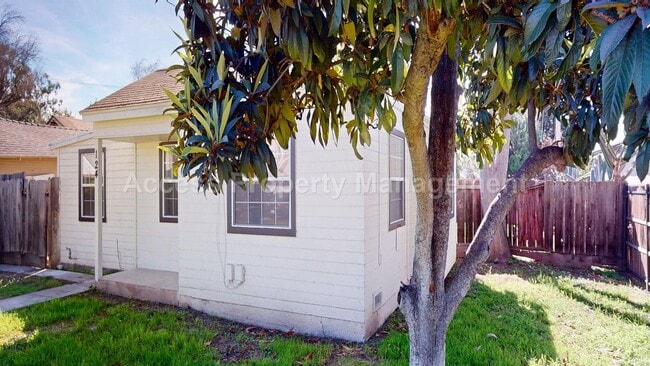 124 Walden St in Modesto, CA - Foto de edificio - Building Photo
