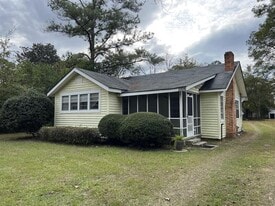 1005 N Cleveland Ave in Adel, GA - Building Photo