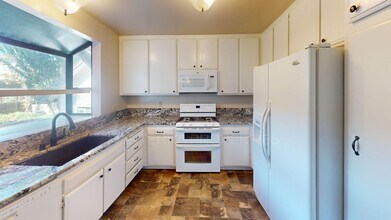 2436 Brittany Woods Ln in Costa Mesa, CA - Building Photo - Building Photo
