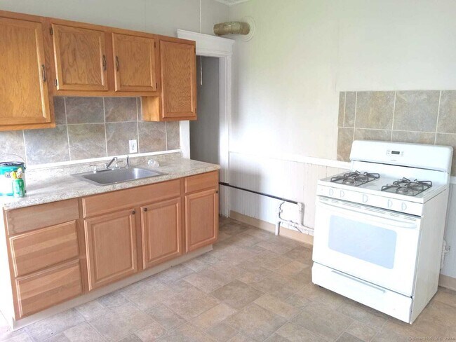 121 Lounsbury St in Waterbury, CT - Building Photo - Building Photo