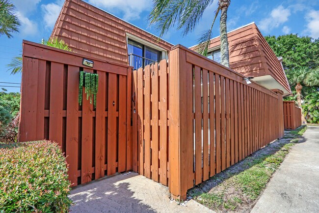 3900 County Line Rd in Tequesta, FL - Building Photo - Building Photo