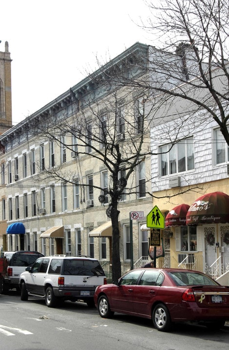 360 Onderdonk Ave in Flushing, NY - Building Photo