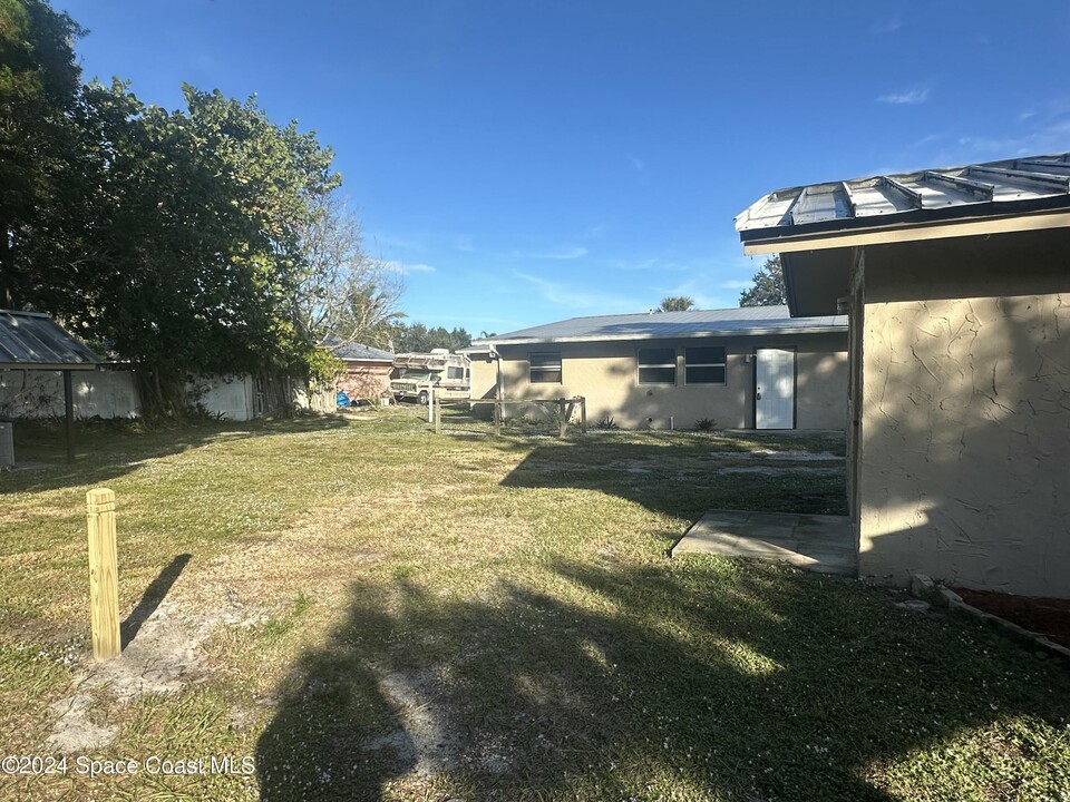 9852 Honeysuckle Dr in Sebastian, FL - Building Photo