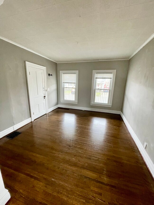 71 Unger Ave, Unit Lower