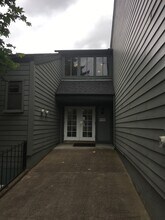 8611 SW Brightfield Cir in Portland, OR - Building Photo - Building Photo