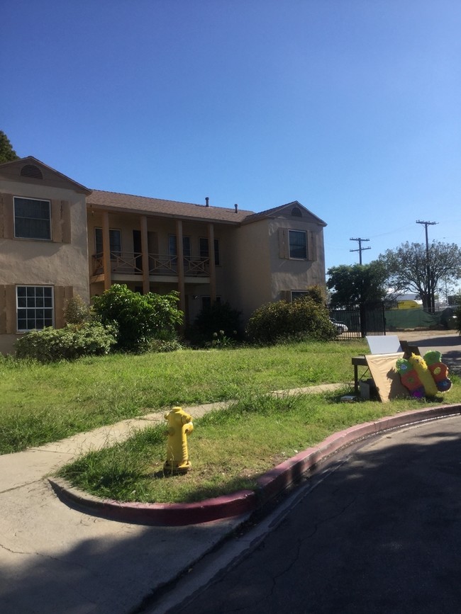 9051 Ramsgate Ave in Los Angeles, CA - Foto de edificio - Building Photo