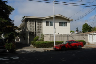 719 N Claremont St in San Mateo, CA - Foto de edificio - Building Photo