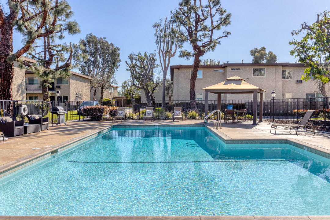 Los Arboles Apartments in Artesia, CA - Building Photo