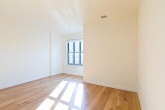 210 9th St in Jersey City, NJ - Building Photo - Building Photo