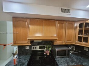3703 NE 166th St in Miami, FL - Foto de edificio - Building Photo