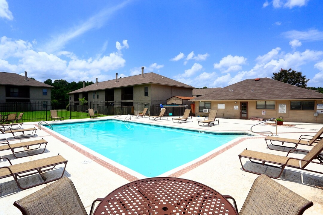 Cedar Creek Village in Shreveport, LA - Building Photo