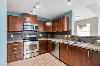 21048 40th Pl S, Unit J2 in Seatac, WA - Building Photo - Building Photo