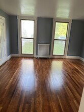 308 N Main St, Unit B in Naugatuck, CT - Foto de edificio - Building Photo