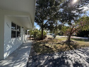 1093 Hollygate Ln in Naples, FL - Building Photo - Building Photo