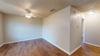 214 Renfro St in Grand Prairie, TX - Building Photo - Building Photo