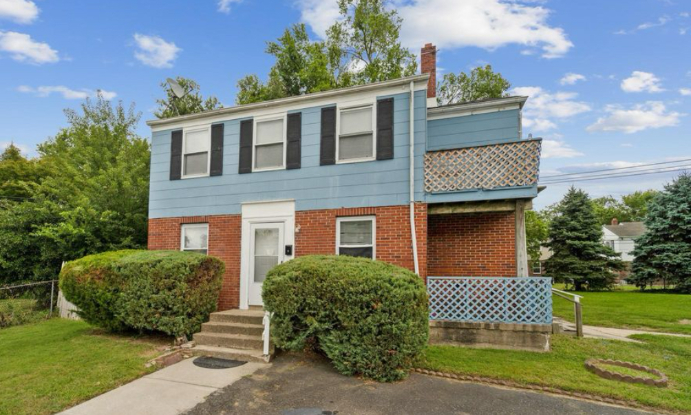 211 W Parkway Ave, Unit Duplex on a cul-de-sac in Chester, PA - Building Photo