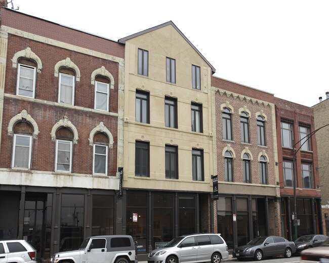 683-685 N Milwaukee Ave in Chicago, IL - Foto de edificio - Building Photo