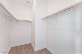 8472 Garside Dr in Las Vegas, NV - Foto de edificio - Building Photo