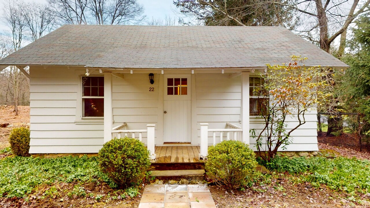 22 Peepers Hollow in Greenwich, CT - Building Photo